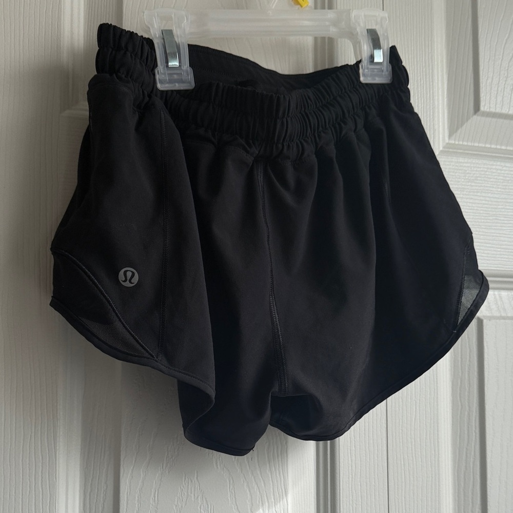 Black Lululemon hotty hots low rise 2.5 inch - Picture 3 of 6